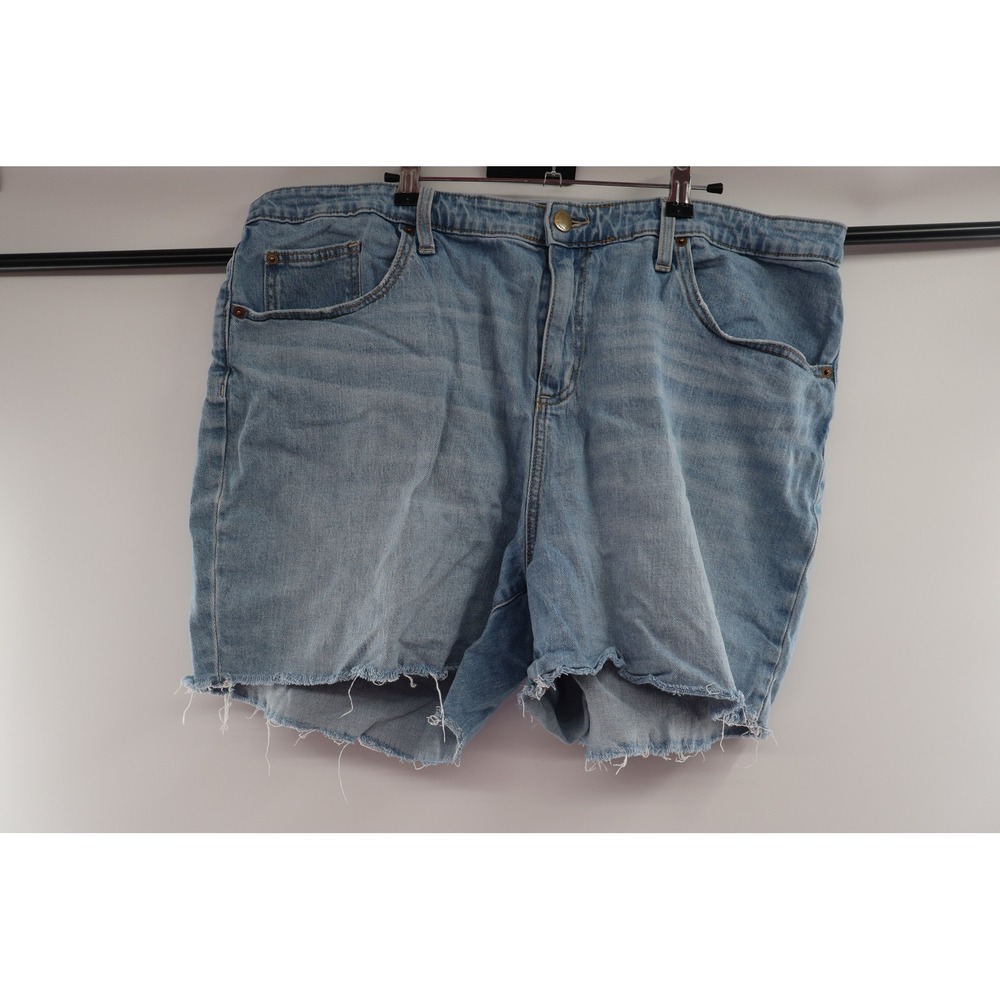 Universal Thread Shorts Womens 20W Light Wash Denim Frayed Raw Hem‎ Plus